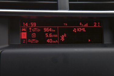 Radioen har indbygget Bluetooth, så man kan koble den til mobilen. Håndfri tale lyder fint, mens musik lyder mindre godt.