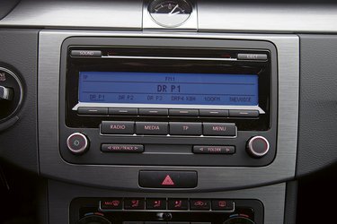 Cd-radio er standard. Med DK-pakken får man dette anlæg. I handskerummet findes mp3- og iPod-indgang.
