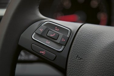 Multifunktions-læderrat er med i DK-pakken. Bluetooth koster ekstra.