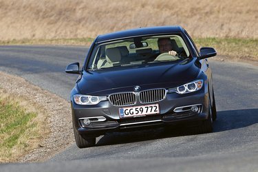BMW 3-serien er en rigtig driver’s car, og man kan indstille ESC/TCS-systemet i tre niveauer, så bilens antiudskridningssystem og traction control hjælper mere eller mindre til.