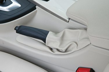 BMW 3-serien har en god, gammeldags manuel håndbremse placeret mellem forsæderne.