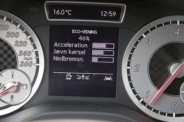 Instrumenterne er på dansk. Midterdisplayet kan vise et hav af informationer – her, hvor „grønt” man kører.
