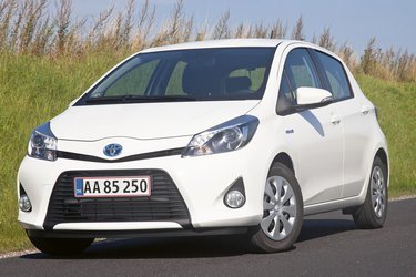 Både kofangeren og lygteglasset på hybridmodellen adskiller sig fra den almindelige Yaris.