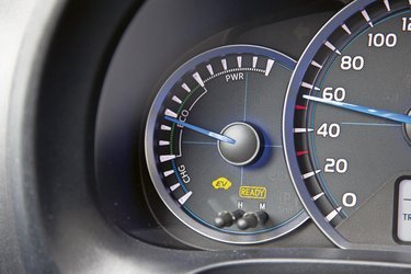 For at køre på el skal man holde sig i den nederste halvdel af ECO-området – ellers starter motoren. Det kræver tilvænning.