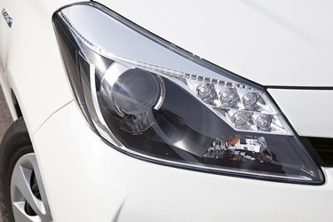 Hybridmodellen genkendes på de fem LED-pærer inde ved kølergrillen.