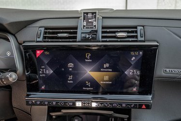 De mange trekanter går igen overalt i bilen og ses også i skærmen, hvor de anvendes som opdeling af menuens mange punkter. Bemærk, at alle menuer er på dansk. Apple CarPlay er standard.
