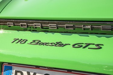 Den nyeste generation af Boxster hedder også 718 for at ære en firecylindret racerbil fra slutningen af 50’erne. Den var en videreudvikling af 550 Spyder-modellen, der bl.a. blev kendt som bilen, James Dean kørte galt i.