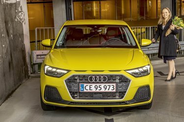 Fronten er typisk for Audi, og grillen består af små sammensatte sekskanter. LED-forlygter er ekstraudstyr til 14.000 kr., men giver bilen et flot udtryk.