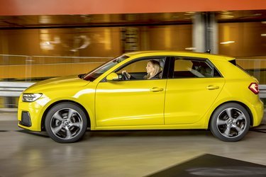 Audi A1 har skarpe linjer, flotte farver og lækre materialer. Desværre er prisen høj med det rigtige udstyr.