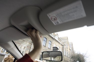 Generer solen gennem den store forrude, kan man manuelt køre det indvendige tag frem.