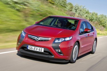 Opel Ampera er søsterbil til Chevrolet Volt. Ampera har fået Opels nye dynamiske front, der også ses på den nye Opel Zafira. Vores testbil var den første i Danmark og derfor på tyske nummerplader.