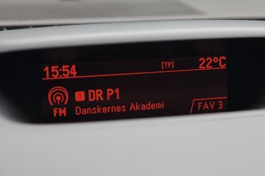 På toppen af instrumentbordet ses et tydeligt display med alle oplysninger om radio og klimaanlæg.