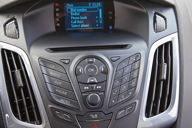 Radioen i Ford Focus indeholder blandt andet knapper, som kan styre den tilkoblede telefon.