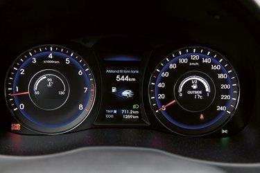 Speedometer og omdrejningstæller er lette at aflæse, og i midten af hver urskive er der et display, der viser temperatur og brændstofniveau.