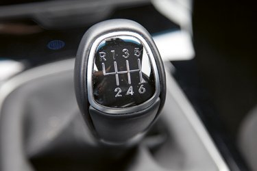 Alle udgaver har som standard en sekstrins manuel gearkasse, men et sekstrins automatgear fås for 30.000 kr.