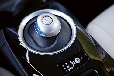 Nissan Leaf har som alle elbiler automatgear. Det betjenes via denne kugle, der er placeret mellem sæderne. Det foregår utrolig let og gør bilen komfortabel at køre.
