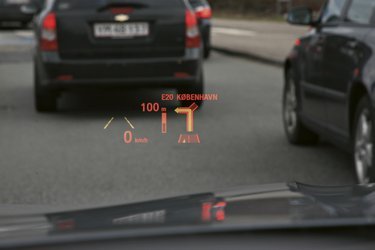 Head-up-display viser hastighed og navigationsgrafik. Pris: 30.000 kr.