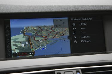 Instrumenterne er prisværdigt tydelige. Mellem de store urskiver er et flot display, hvor man kan udlæse næsten alle data om bilens tilstand.
