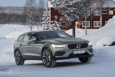 ”Made by Sweden” er Volvos Motto, og i et snedækket svensk landmiljø forstår man betydningen af dette. Den nye Cross Country er som skabt til kørsel i vinterføre væk fra asfaltvejene.