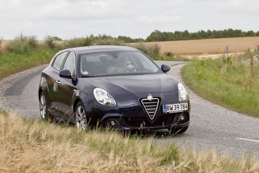 Alfa Giulietta har en front, der på tydelig vis udstråler ægte Alfa-signatur. Men det er lykkedes at kombinere fortidens linjer med ny teknologi som f.eks. LED-kørelyslygter. Flot!