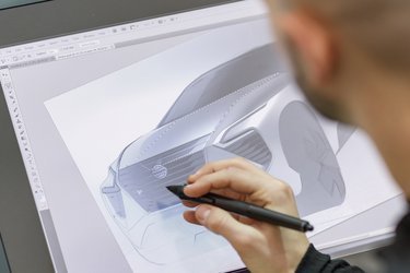 En ny bil designes i en blanding af lermodeller, digitale tegninger (som her på billedet) og 3D-animationer.