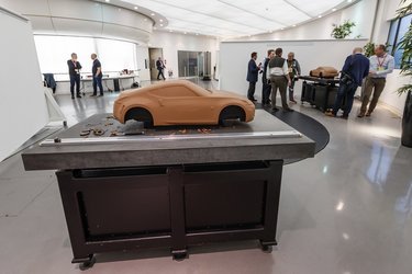 På Nissans designcenter kan man både opleve lermodeller i størrelsen 1:4 og lermodeller i 1:1. Det tager ca. to uger at lave en lermodel i 1:4.