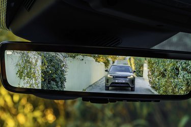 Det indvendige bakspejl fås i en udgave, hvor det er en skærm, der viser billedet fra et kamera bag på bilen. Det skal man vænne sig til, men det løser problemet med et dårligt udsyn bagud.