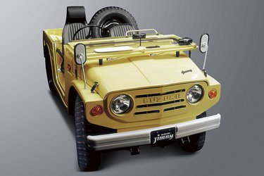 Suzuki LJ10 fra 1970 var første generation af den lille firehjulstrækker. Dens særlige design med runde lygter, en karakteristisk grill og de kantede former er genskabt i denne nye, fjerde generation af Jimny.