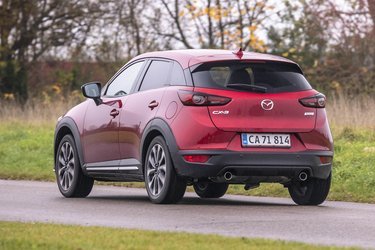 CX-3 er en kompakt og veldesignet lille SUV. Der er plads til fire voksne, men på bagsædet er pladsen ikke overvældende, og de mørke sideruder gør det lidt klaustrofobisk.