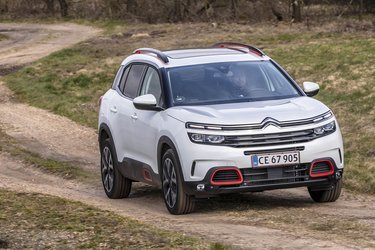 Citroën C5 Aircross hører til blandt de SUV’er med størst frihøjde. Det gør det muligt at køre væk fra asfaltens trygge rammer, uden at undervognen støder på sten og mudder.