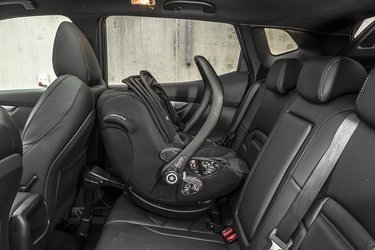 Ved bagsædet er pladsen kneben, og der er mange andre SUV’er med bedre plads. En bagudvendt autostol kan dog monteres i isofix-beslagene. Vi savner friskluftdyser til bagsædet.