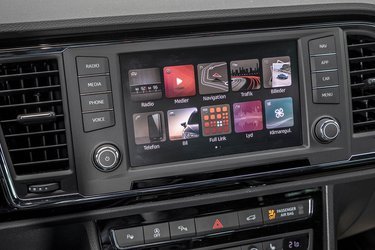 Skærmen i midten er ikke helt så avanceret som i f.eks. VW Tiguan, men funktionen er god. Apple CarPlay koster 3.380 kroner ekstra.