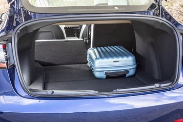 Tesla Model 3 har to bagagerum, og de rummer i alt 542 liter. Bagtil er der et ekstra rum under gulvet, og bagsædets ryglæn kan let fældes forover. 