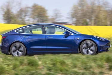 Model 3 har fået Teslas typiske front og ligner ikke mange andre biler. Der er tale om en firedørs sedan med bagagerum både fortil og bagtil.