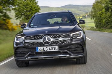 Mercedes-Benz GLC er opdateret med en ny front, mere udstyr og nye motorer. Der er tale om en ret stor SUV med plads til fem og masser af bagage. Bilen må trække op til 2,5 tons.