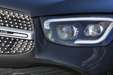 Alle udgaver af GLC har fået LED-forlygter, mens disse særlige Multibeam-forlygter er en del af de to udstyrspakker, man kan tilkøbe. De justerer lyset efter trafikken og giver et forbilledligt lys foran bilen.