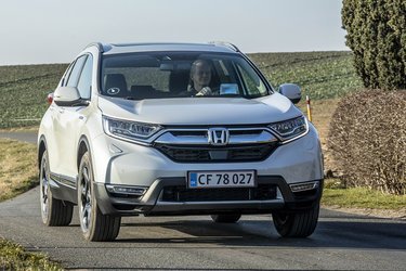 Honda CR-V fås nu som en hybridbil, hvor en elmotor står for den meste del af kørslen. Benzinmotoren sørger for, at der hele tiden er strøm på batteriet.