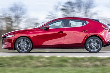 Mazda 3 har fået et forrygende flot design i denne nye generation, der dukker op både som denne femdørs hatchback og som firedørs sedan.