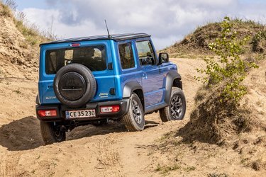 I terrænet er Jimny på hjemmebane. Den lille bil har både firehjulstræk og reduktionsgear. Det gør det muligt at komme frem – næsten – overalt.