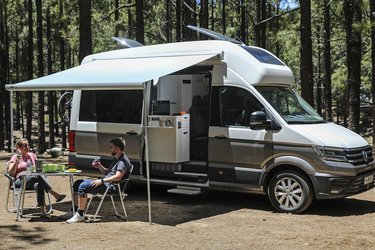 Det spontane campingliv kan leves på første klasse, hvis man bestiller bilen med udendørs borde og stole og en markise over skydedøren. Lige indenfor venter kølige drikkevarer i køleskabet.