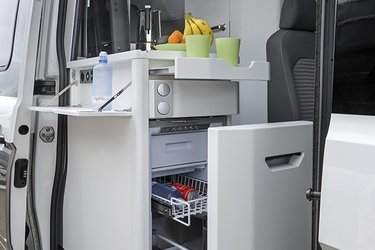 Et køleskab med skuffe og hylde samt en integreret fryseboks gør det let at holde mad og drikke koldt under kørslen. Det hele kan nås indefra bilen eller udefra.