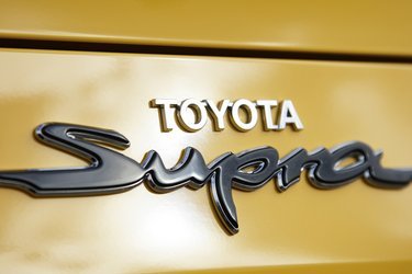 Supra er den Toyota-model, som flest mennesker kender. Logoet er lettere redesignet, så S’et ligner et af svingene på Nürburgring, hvor en del af udviklingsarbejdet er foregået.