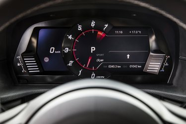 Det digitale instrumenthus er hentet fra BMW, men er tillempet Toyota Supra. Grafikken er enkel at overskue, og alle menuer kan indstilles til dansk, ligesom navigationsanlægget kan tale dansk.