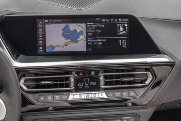 Syvende generation af BMW’s iDrive er markant bedre end forgængerne og blandt de bedste systemer generelt. Betjeningen er intuitiv, og der er rig mulighed for at personalisere menustrukturen.
