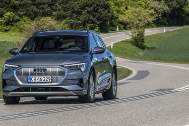 Ingen grønne, blå eller andre iøjefaldende signalfarver. Audi har valgt, at en E-tron skal ligne de andre modeller i butikken, især når den som her har almindelige sidespejle. Modellen fås også med kamera i stedet for spejl til lige under 14.000 kr. 