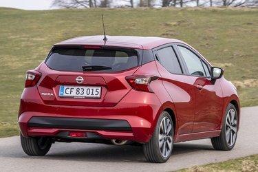 Udefra ser den bagerste stolpe på siden smal ud, men der er reelt et dårligt udsyn skråt bagud i Micra. Hvilket gør orientering i byen vanskelig. 
