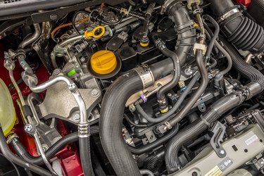 Motoren er vokset fra 0.9-liter til 1.0-liter, og der er fortsat tale om en trecylindret motor. Effekten er løftet lidt til 100 hk.