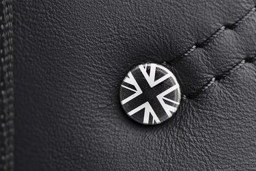 Det britiske flag ses overalt på bilen og skal huske alle på, at Mini er en britisk bil.