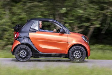 Smart EQ fortwo Cabrio er en lille topersoners elbil, og er pt. Danmarks billigste af slagsen og eneste elbil med stoftag.