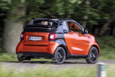 Smart EQ fortwo Cabrio er en bil, der skal skaber opmærksomhed. Ikke mindst med orange farver både ude og inde.